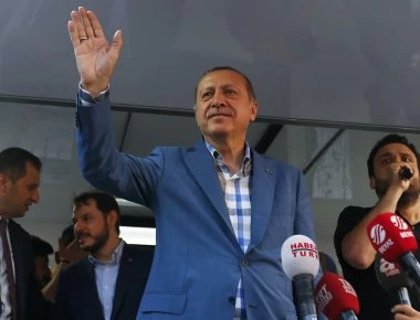 Νίκη Ερντογάν βλέπουν οι δημοσκοπήσεις στην Τουρκία